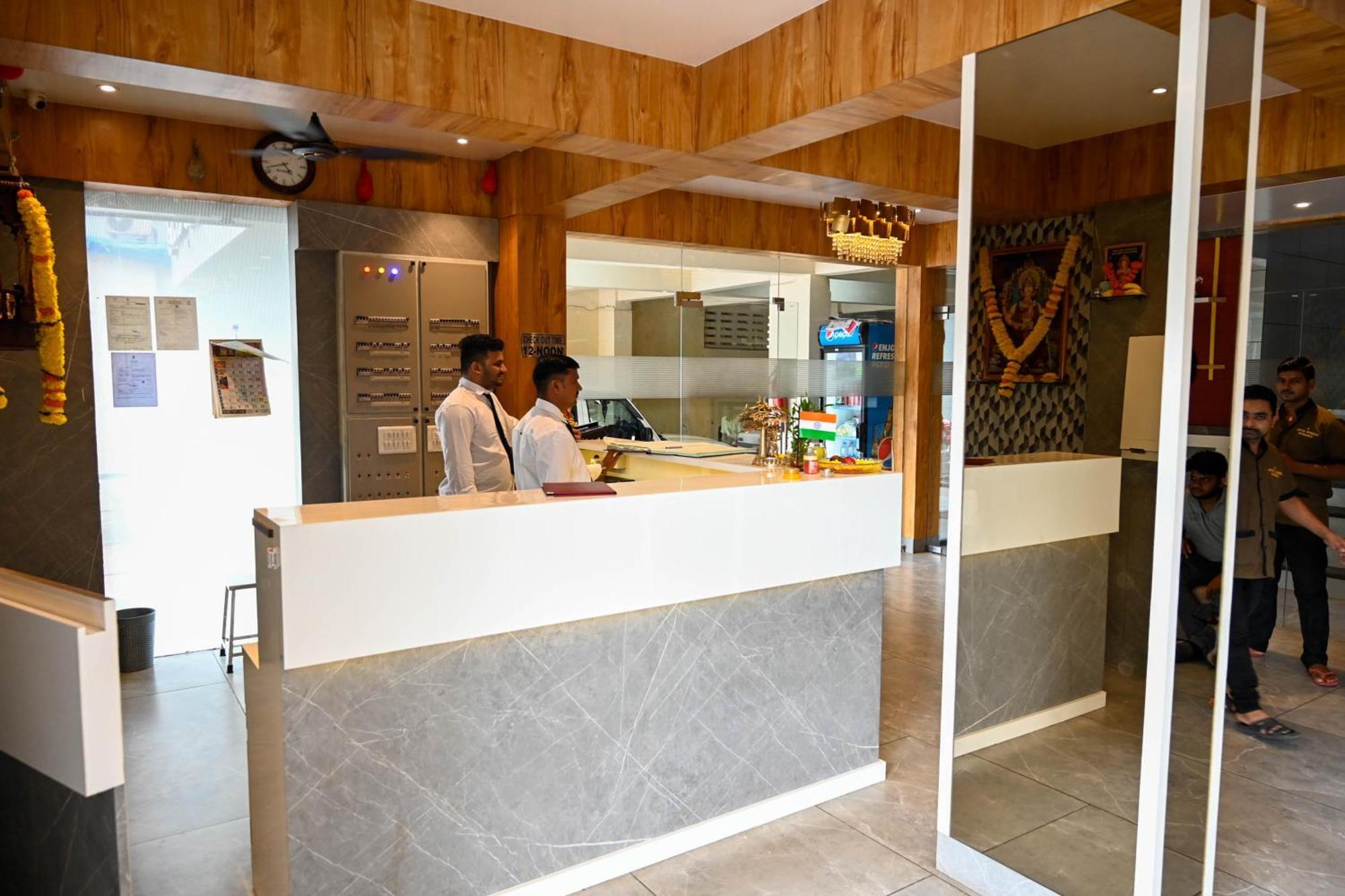 فندق Adiraj Residency نافي مومباي المظهر الخارجي الصورة