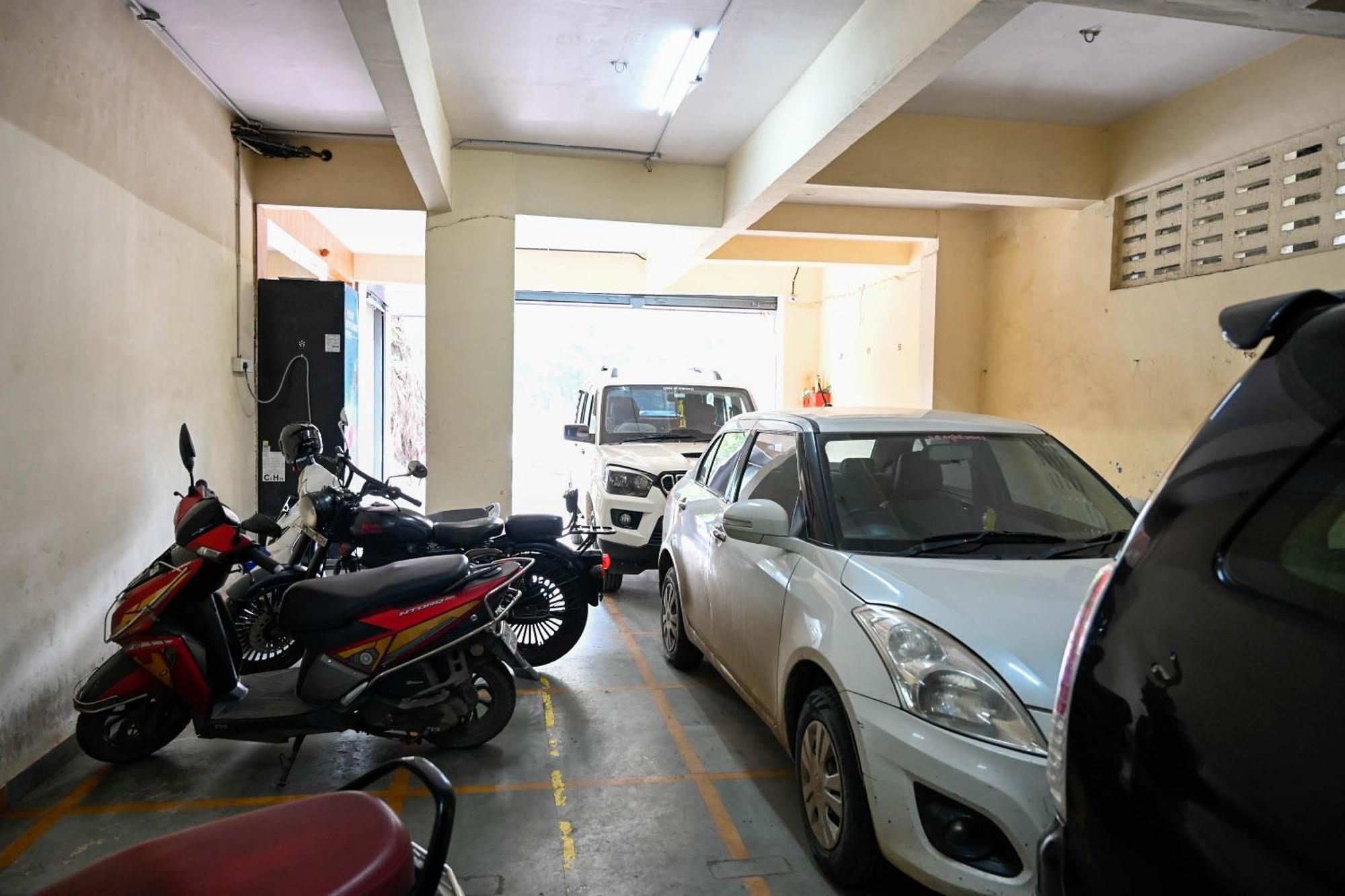 فندق Adiraj Residency نافي مومباي المظهر الخارجي الصورة